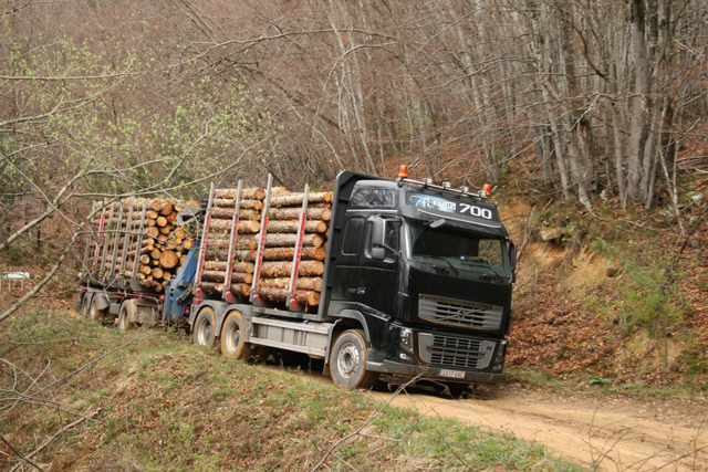 El freno motor del Volvo FH 16 700 aporta la seguridad necesaria en estos recorridos de dificultad extrema.