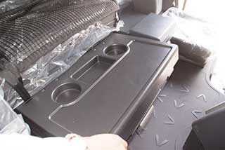 De bajo la litera extraemos este cofre con mesa en su parte superior.