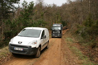 La pequeña furgoneta Peugeot Partner 4X4 nos sirve de guía durante el descenso.