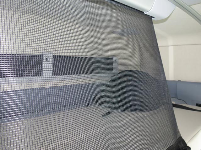 Rejilla para viajar seguro en la litera superior.