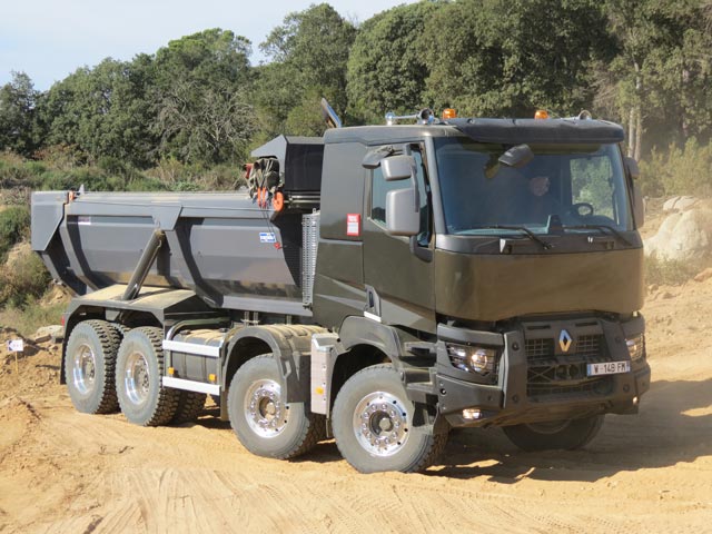 La serie especial Xtrem del dúmper 8x4 permite llegar a las 50 toneladas de peso máximo.