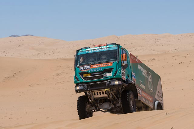 Junto a los holandeses Kuipers y Eerd el catalán Moi Torrallardona lograba como navegante la 9ª posición en este Iveco Trakker.
