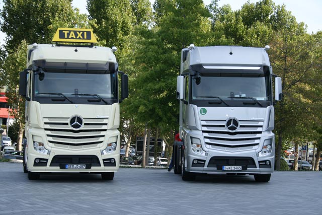 La curiosa versión taxi del Mercedes Benz New Actros frente al museo.