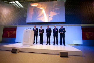 La plana mayor de Mercedes Benz presentando el nuevo motor en la planta de Manheim.