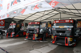 Impresionante el despliegue del team MKR con sus Renault Premium Corse.