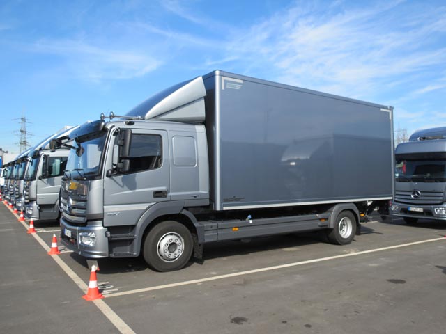 El Mercedes Atego suele trabajar como un rígido 4X2, pero existen versiones remolcador y tractora.