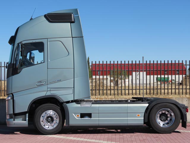 Esta tractora Volvo FH 460 4x2 cuenta con 3,7 metros entre ejes.