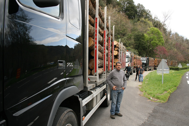 Los leñadores extremos posan para la posteridad junto a su espectacular convoy de Volvos; José, Óscar, Iván e Ismael.