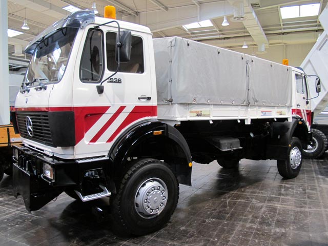 Extraño Mercedes Benz 1936 4X4 con dos cabinas para uso en emergencias dentro de túneles.