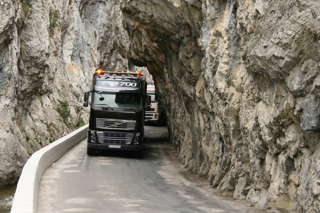 No sobra ni un milímetro para que estos trenes de carretera FH 16 circulen a través de les Gorges de Saint Georges.