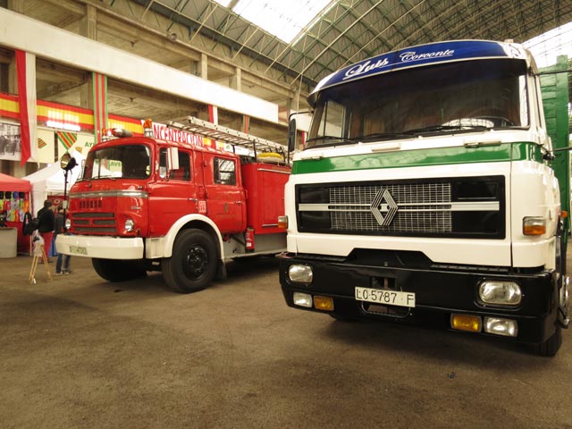 Un Barreiros Super Azor junto a un Renault D17.
