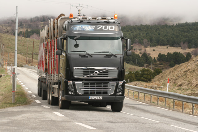 Los cuatro trenes de carretera son de características similares, seis ejes en total y los dos más modernos 700CV.