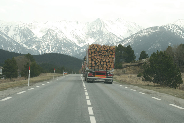 Incluso en primavera no es extraño que la nieve se acerque a la ruta de los Volvo madereros.