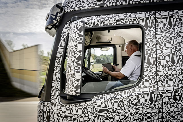 El piloto automático aporta seguridad pero modificará profundamente el oficio de camionero y el transporte.