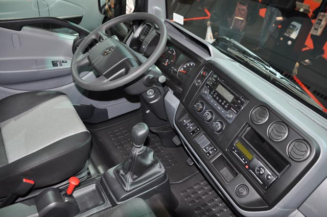 Interior de la cabina del Renault Serie D más ligero.