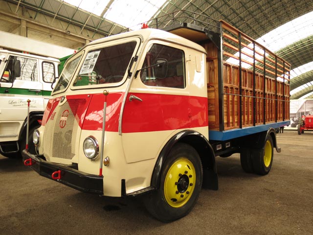 Camión de fabricación polaca Star motorizado por Barreiros con el diesel EB 6 de 90 CV.
