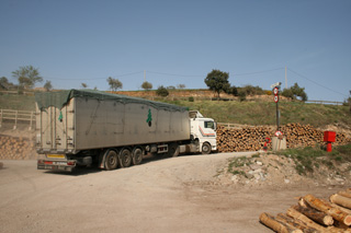 El aserradero es un foco de actividad para el transporte de la madera y sus derivados.