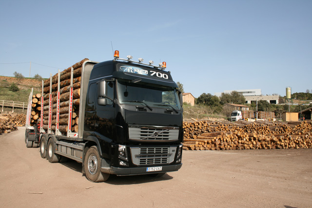 El FH 16 de 700 CV trabaja a tope, pero sin dejar de mostrar su elegante cabina Globetrotter en negro.