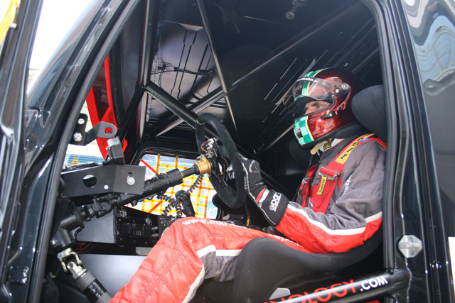Markus Oestreich concentrado a punto en la cabina de su Renault Premium Corse.