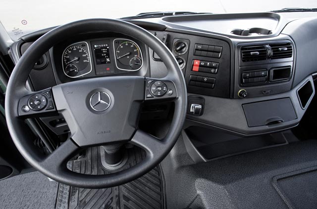 El puesto de conducción del Mercedes Benz Atego con un innegable aire de familia.