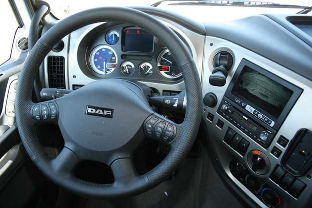 El volante multifunción controla tareas como el control de crucero, equipo audio, teléfono, etc.