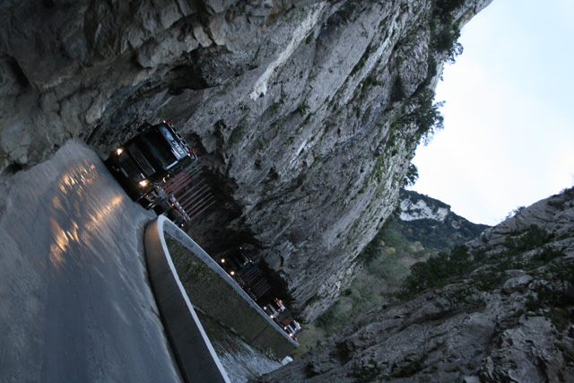 El Convoy de Volvos FH 16 cruzando el estrecho desfiladero conocido como Gorges de Saint Georges.