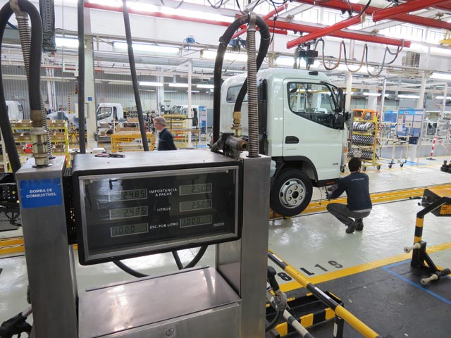 Al final de la cadena se llena el depósito y se prueba cada camión producido.