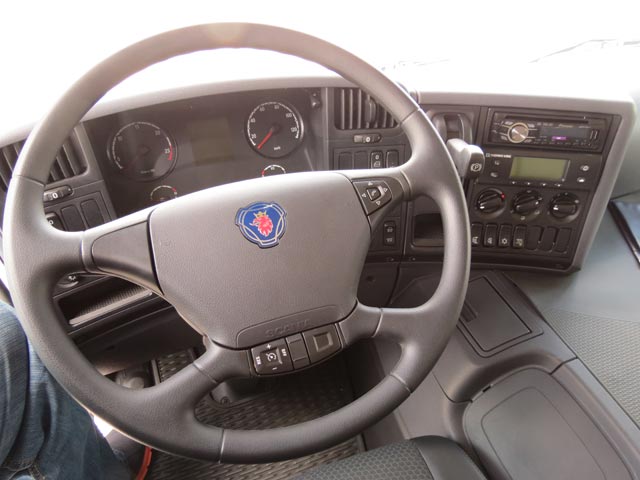 Con cambio automático y control de velocidad este Scania Serie P 6x2 se conduce cómodamente.