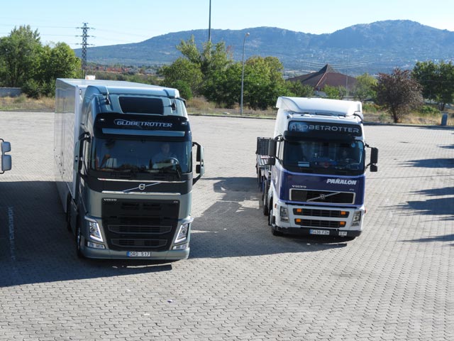 Coinciden dos Volvo FH Globetrotter en el área de diferentes generaciones, haciendo evidente su evolución.