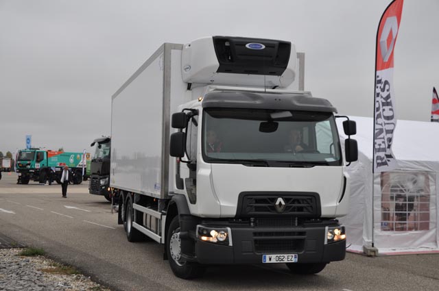 Nos pusimos al volante de un tres ejes en configuración 6X2 del nuevo Renault Serie D con motor DTI8.