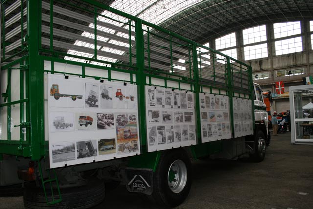 Que mejor soporte para la exposición que el lateral de un Renault D-17, última serie de los Barreiros.