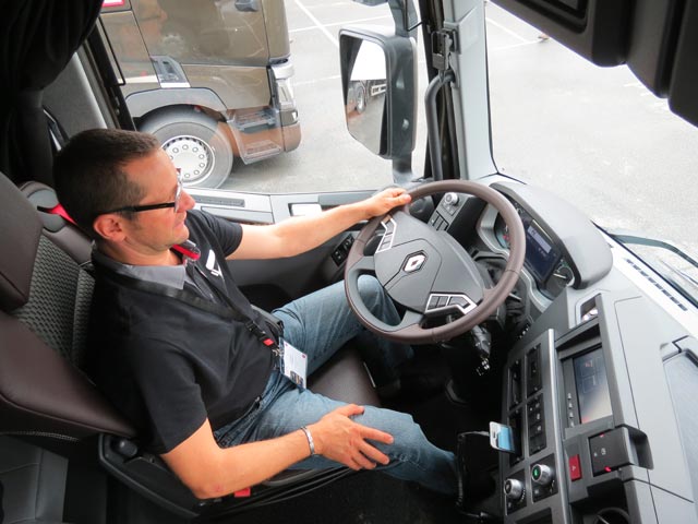 El puesto de conducción de los Serie T aparece dominado por el cuadro envolvente y el volante multifunción.