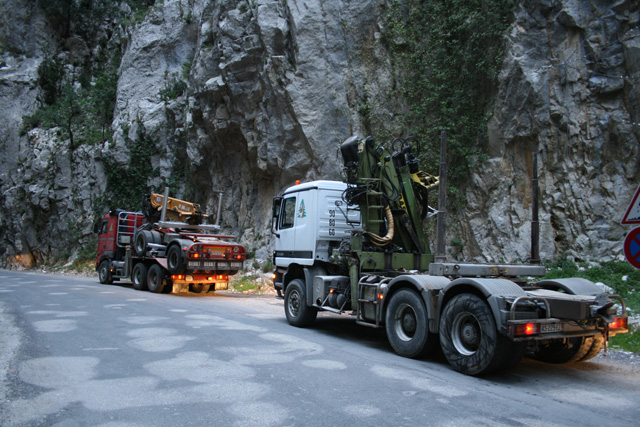 En las rutas montañosas es normal que los transportistas deban cederse el paso en los puntos más estrechos.
