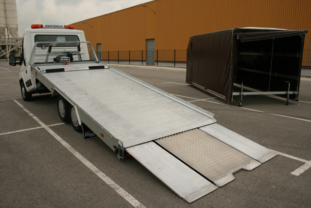 Unas rampas extensibles facilitan el acceso de los vehículos.
