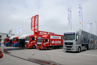 El box del equipo Cepsa en el paddock de los circuitos.