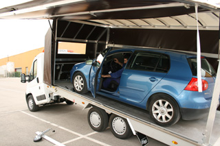 La apertura lateral facilita el acceso al vehículo transportado.