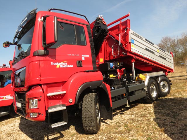 Curioso dumper MAN TGS 6X4 con tracción Hydrodrive en el eje delantero y tercer eje directriz.