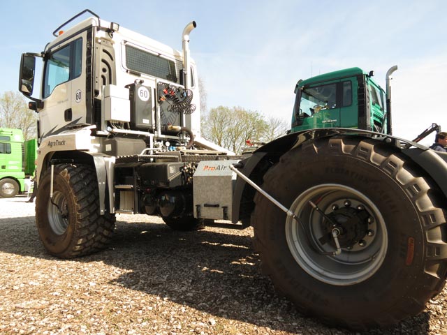 Los enormes neumáticos de baja presión identifican el Agro Truck.