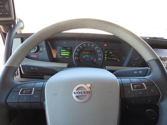 Sorprende la capacidad de incorporar botones en los radios del volante del Volvo FH.