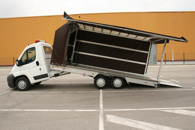La grúa plataforma articulada de tres ejes llega a los 5.200 kgs de MMA y carga 2.500 kgs.