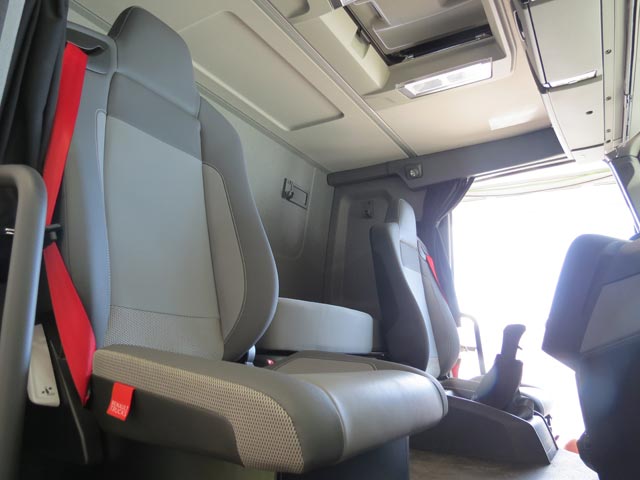 En el interior de la cabina de los Renault Serie K y C disponemos del mismo grado de confort que en los Serie T de ruta.