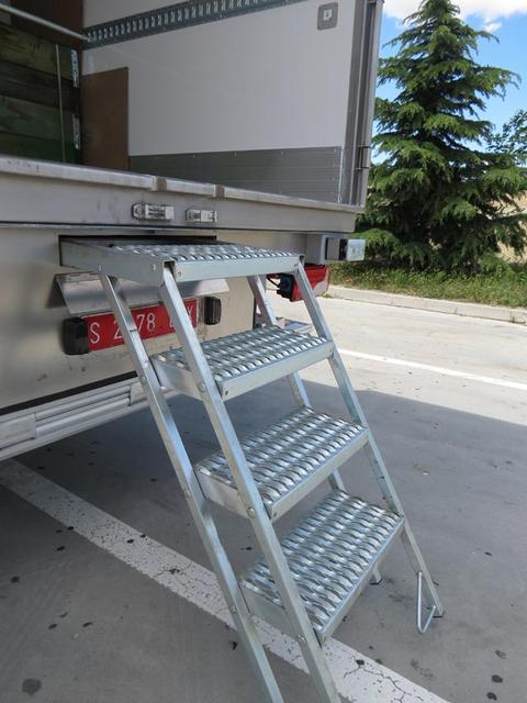 Entre los opcionales del frigo Scania Complet encontramos esta práctica escalera de acceso.