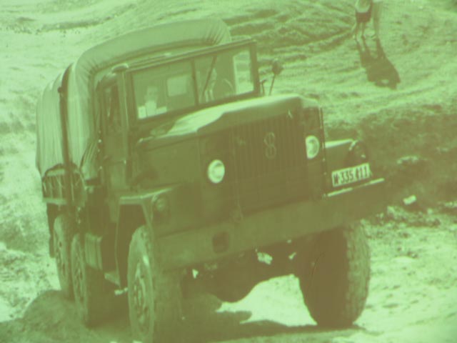 Eduardo Barreiros al volante de un Barreiros Panther 6x6 militar en la pista de pruebas de Villaverde.
