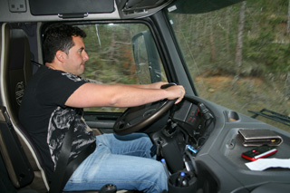 Óscar Valencia, siempre atento al volante de su Volvo FH 16 de 700 CV.