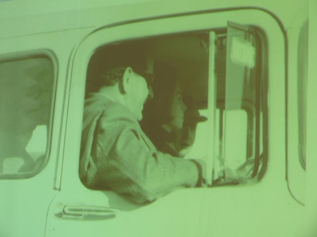 Don Eduardo en la cabina de un Barreiros conducido por el prícipe Juan Carlos y acompañado por la futura Reina Sofía.