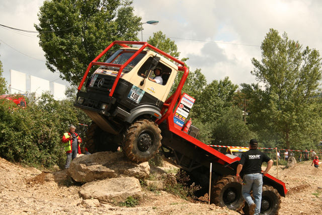 Algunos no dudan en llevar su Mercedes 6X6 hasta lo más alto.