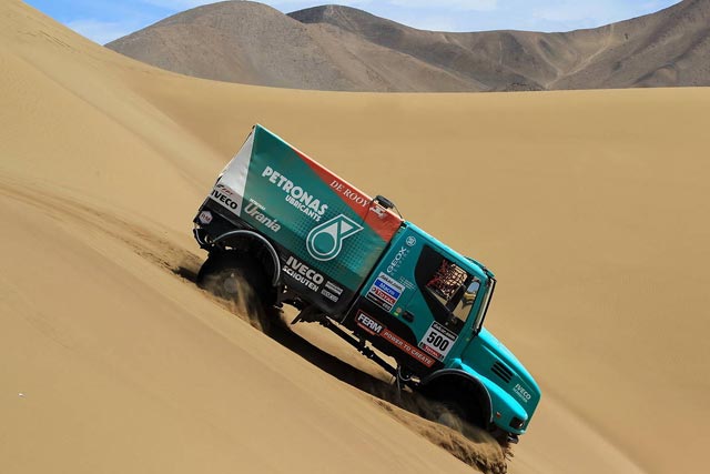 El Iveco Powerstar de DeRooy con 850 CV a mitad de raid se ha visto superado por sus rivales de Kamaz y Tatra.