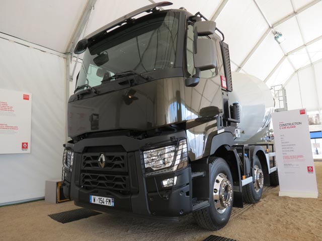 Con motor de DTI11, llantas y depósitos de aluminio existe un REnault Serie C hormigonera de 4 ejes que pesa menos de 9.200 kgs.