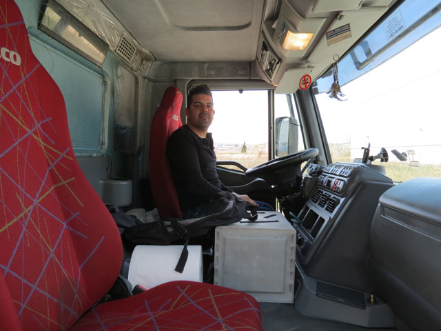 Javier sigue trabajando al volante de sus camiones.