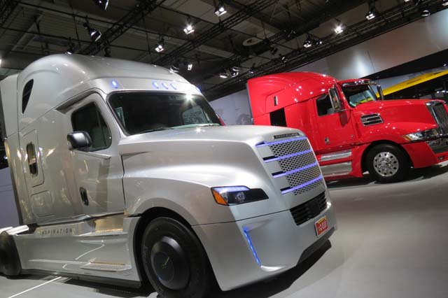 El Inspiration Truck de Freightliner junto a un Western Star
